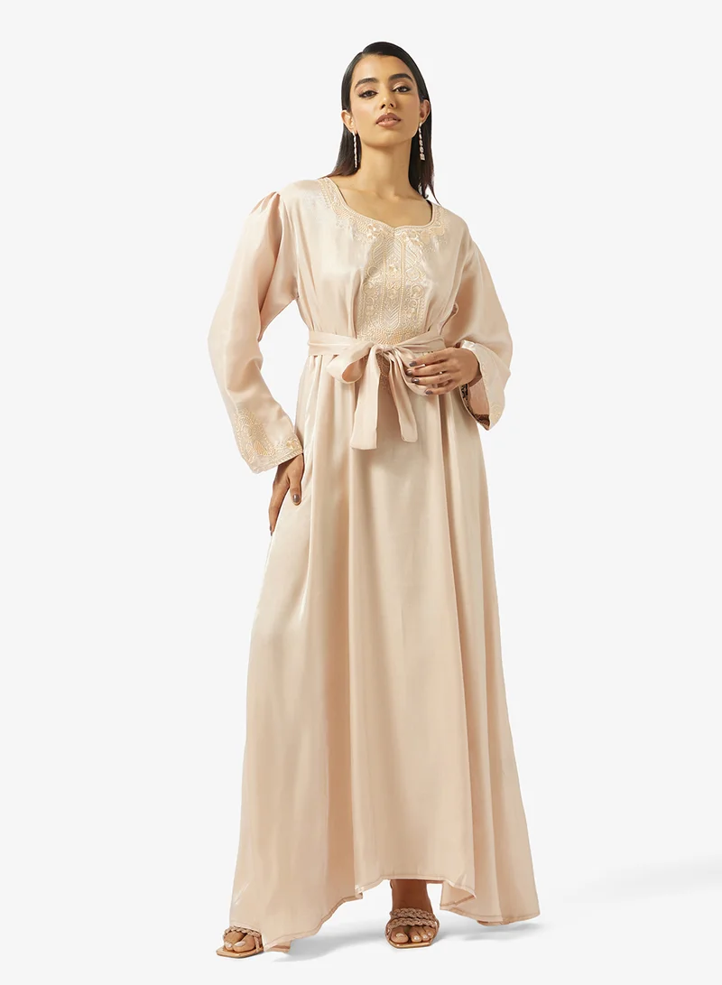 هيا كلوزيت جلابية مطرزة بالزهور في الأمام مع حزام